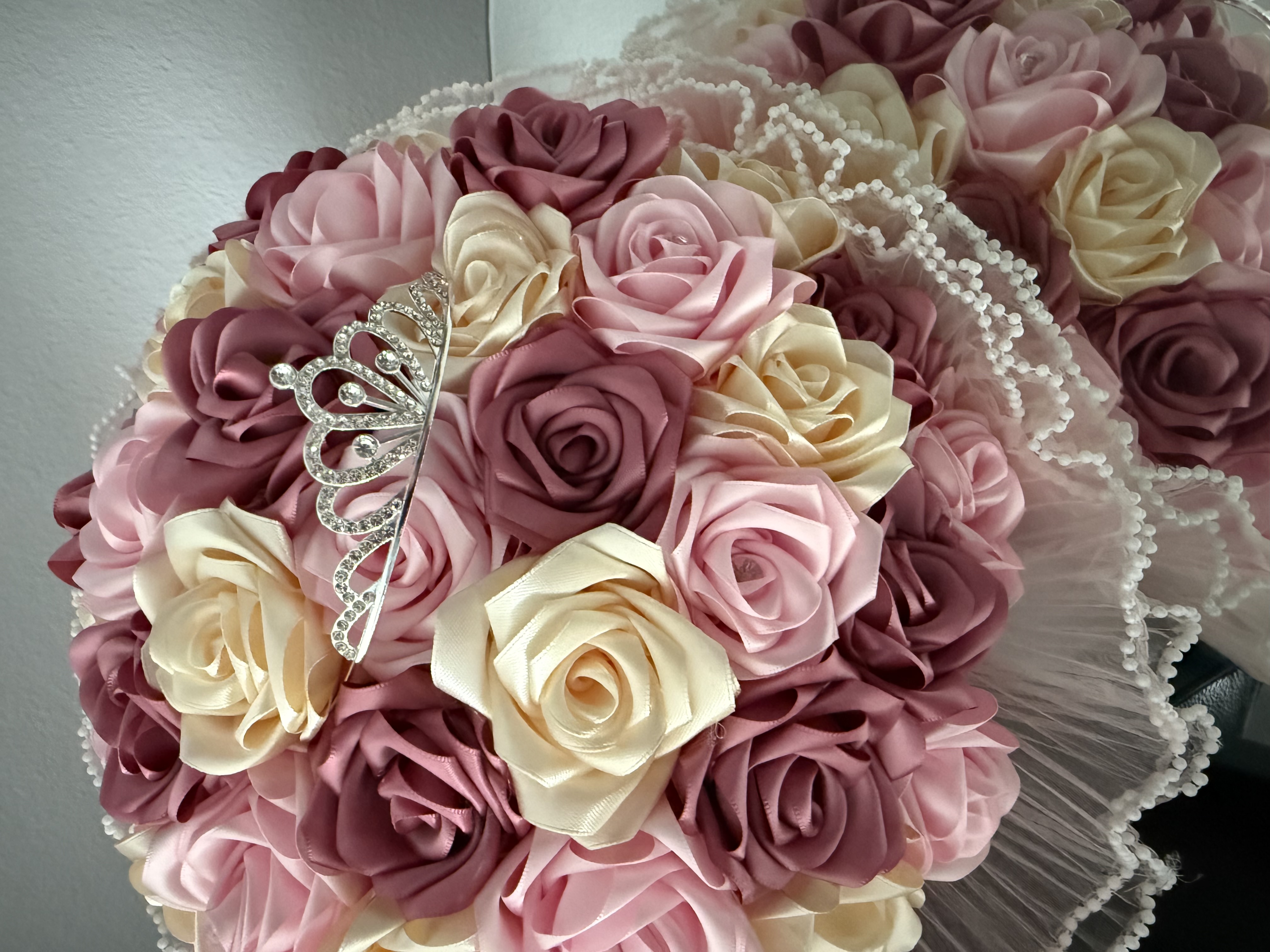 Signature bouquet in pastel palette